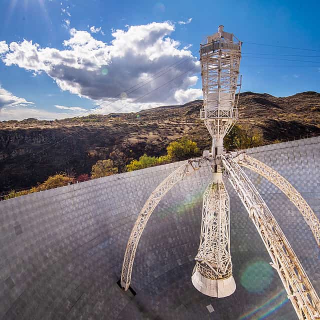 Explore o Telescópio Rádio Óptico Geruni Abandonado com os Amigos
