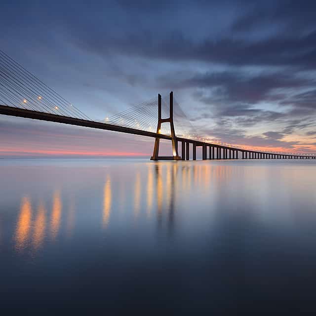 Paseo nocturno en velero por Lisboa