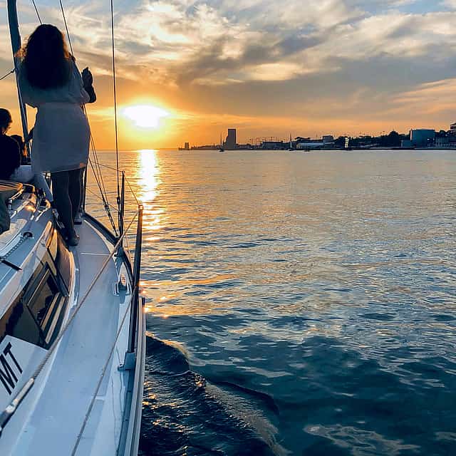 Paseo en velero por el Tajo al atardecer