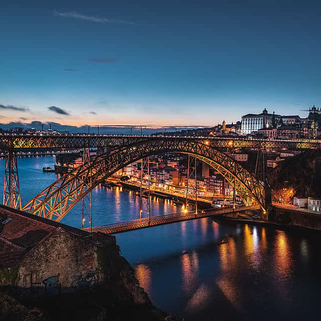 Visita nocturna a Oporto con espectáculo de fado y cena