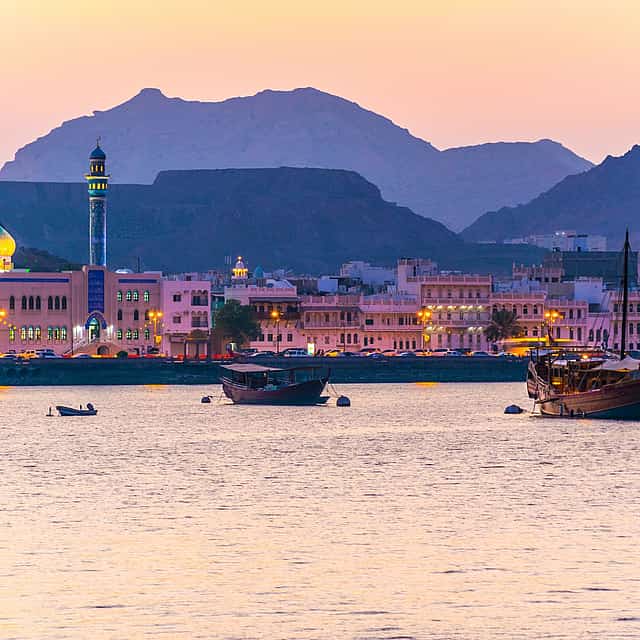 Dhow omaní Barco árabe tradicional con casco de madera