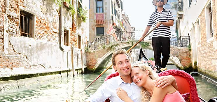 Foto 1 Enamorarse en Venecia - Paseo privado en góndola para parejas