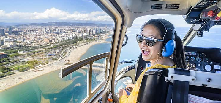 Foto 1 Barcelona 360: Vuelo en helicóptero, recorrido a pie y crucero en barco