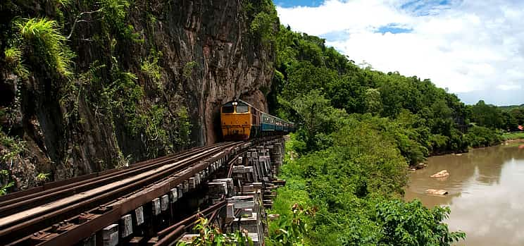 Foto 1 Bangkok - Kanchanaburi: Puente sobre el río Kwai con tren y almuerzo