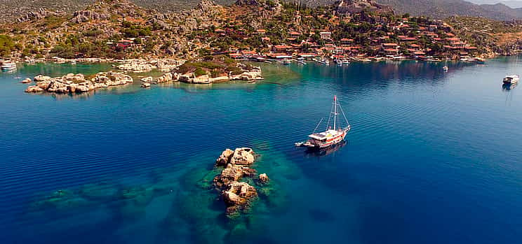 Foto 1 La isla hundida de Kekova, la ciudad antigua y la iglesia de San Nicolás desde Alanya