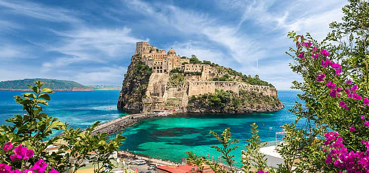 Foto 1 Excursión en barco con almuerzo a bordo para descubrir Ischia