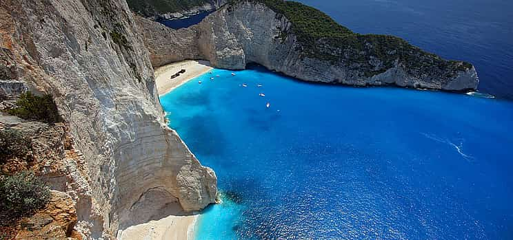 Foto 1 Excursión privada en barco por la playa de Navagio y las cuevas azules