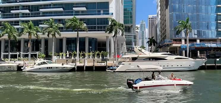 Photo 1 Miami Water Tour auf privatem Schnellboot