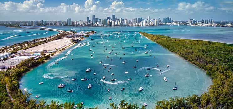 Foto 1 Amazing Boat Tour of celebrities mansions and Scenic Miami Skylines