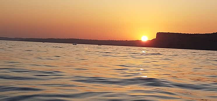 Foto 1 Romántico crucero privado al atardecer en la mística Ponta da Piedade