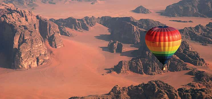 Foto 1 Globo aerostático sobre el desierto de Wadi Rum