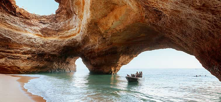 Foto 1 Excursión en barco por la gruta de Benagil y la playa de Marinha desde Portimão