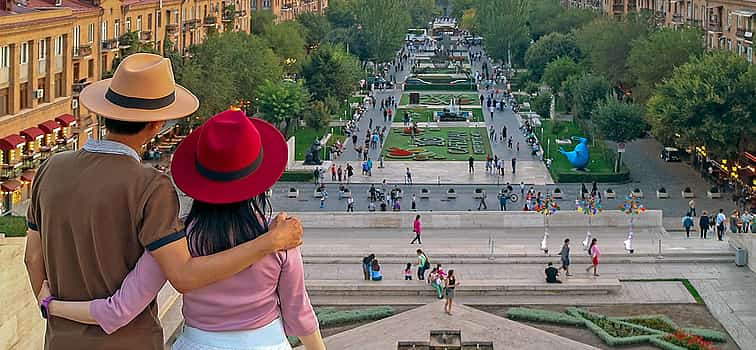 Fotoğraf 1 Godetevi Yerevan con la gente del posto