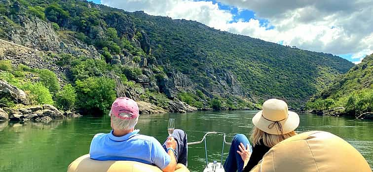 Foto 1 Romántico paseo en barco privado con cata de vino de Oporto