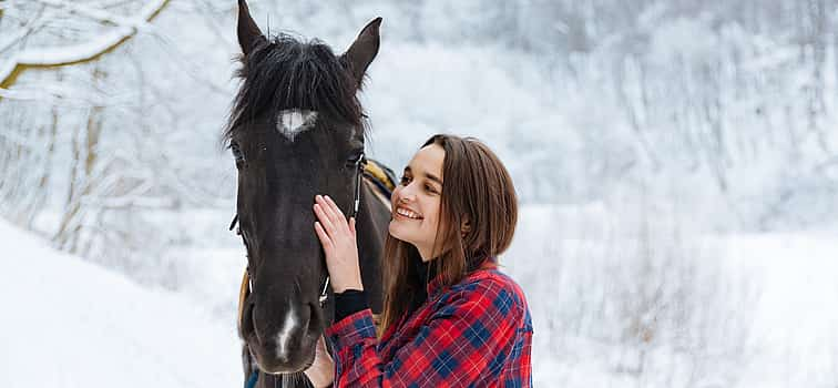 Foto 1 Excursión a caballo en grupo reducido por la nieve